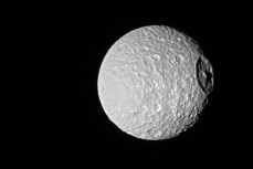 卡西尼探测器拍摄到土星的冰冷月亮