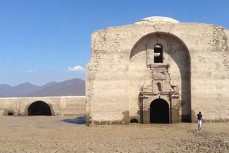 墨西哥一湖泊干旱致湖底400年历史教堂重见天日