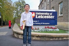 英国14岁少年成大学最年轻教师 被称“人类计算机”