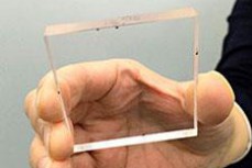 日本研发厚8毫米玻璃硬盘 可存储信息3亿多年