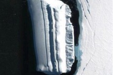 南极冰架下隐藏巨大神秘物体 会是外星基地吗？